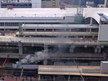 ＳＬ村上ひな街道号と高架化事業が進む新潟駅