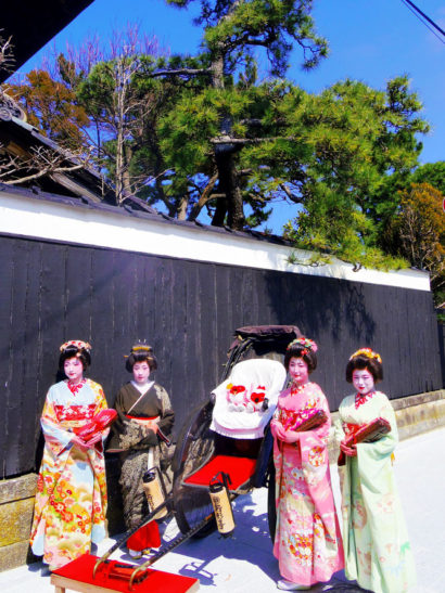 一新された白壁通りと古町芸妓