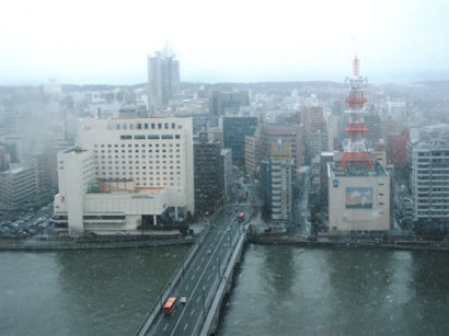 北日本を中心に強い冬型の気圧配置　新潟市でも小雪が舞う一日