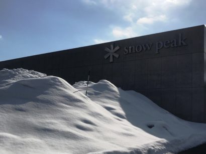 新潟県三条市のスノーピーク Headquartersで雪中キャンプを楽しむ人々