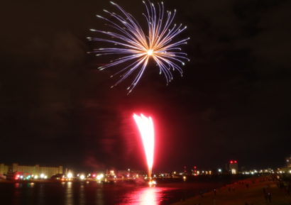 新潟市が「新潟開港１５０周年」を祝って花火を打ち上げ