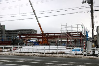 （仮称）ツルハドラッグ新発田緑町店の建設中