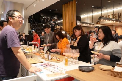 新潟県産農林水産物を原料として県内食品メーカーが開発した商品発表会が開催