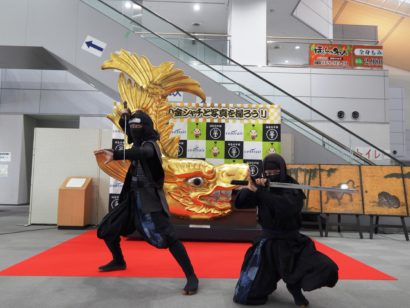 新潟空港に名古屋城の金シャチ実物大レプリカが３月下旬まで展示中