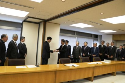 新潟市内に造成が計画されている８工業団地の関係者が中原八一市長を訪問