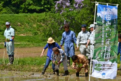 新潟県上越市と見附市の棚田で有志が田植えに挑戦