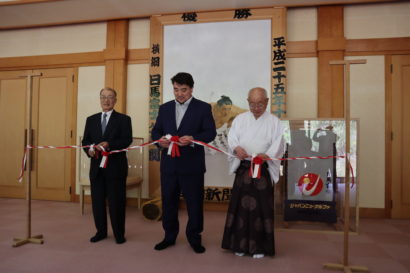 元横綱の日馬富士公平氏が彌彦神社に国技館優勝額を奉納