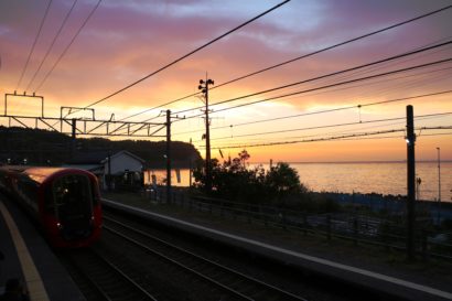 えちごトキめき鉄道が、観光列車「雪月花」の特別企画「イタリア料理と日本海の夕日」を追加運行