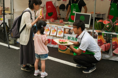 新潟市中央区の万代シテイで「新潟すいか」の試食卸売会が開催中