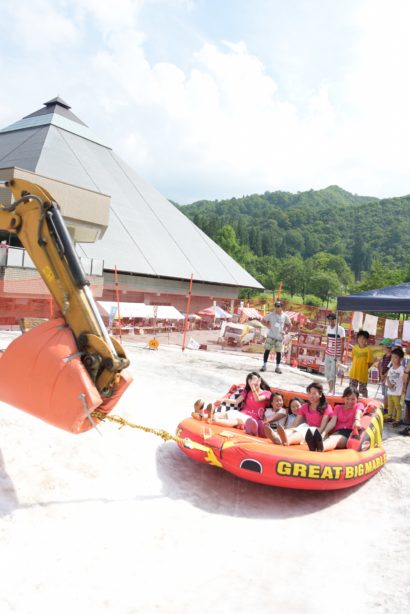 新潟県魚沼市で７月に冬季間に保存した雪を用いた「夏の雪まつり」が開催