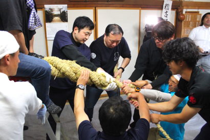 しめ縄奉納を復活〜西奈彌羽黒神社　「講」を立ち上げ７年ぶりの縄結い【村上新聞】