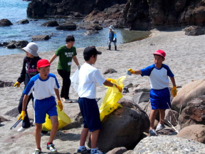 「気持ちよく海水浴を」小中学生が海岸清掃〜村上市山北地区