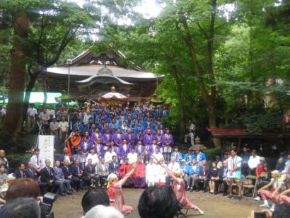 新潟県妙高市の関山神社で火祭りが始まる