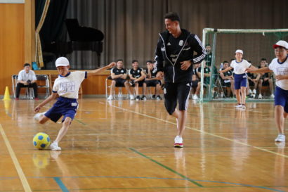 サッカーU−１７メキシコ代表選手が沼垂小学校（新潟市中央区）を訪問