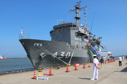 新潟市の山の下埠頭で多用途支援艦「ひうち」の一般公開見学会が開催中