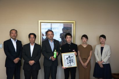 伊藤園お～いお茶新俳句大賞（中学生の部）を受賞した田村煌氏が新潟県の米澤朋通副知事を表敬訪問