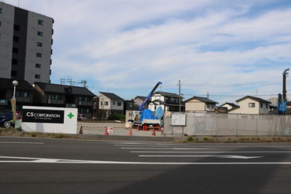 アピタ新潟西店の近くで、からあげ専門店「からやま」新潟小新店が建設中