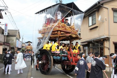 岩船大祭　港町に木遣りお囃子　おしゃぎり９台勇壮に