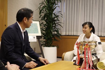 インターハイ(少林寺拳法)で優勝の栗田楓さんが中原市長に結果報告