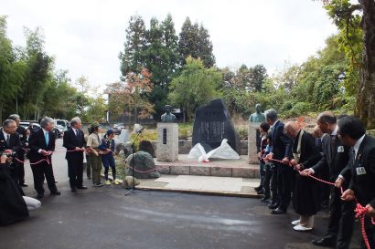 長岡市の悠久山公園１００歳記念プロジェクト「令終会記憶之園」の建立除幕式が挙行