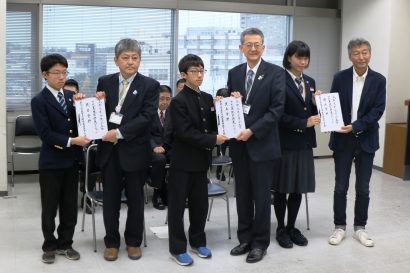 附属新潟中学校の２年生が「中学生の視点からの『万代島地区将来ビジョン』」を県や市などに提出