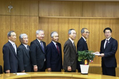 国道４６０号小合バイパス開通促進協議会（新潟市秋葉区）が「早期開通促進に関する要望書」を中原市長に提出