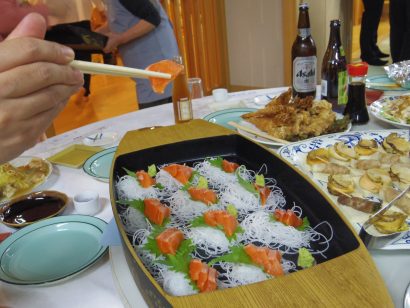 安田温泉やすらぎ（新潟県阿賀野市）が陸上養殖したトラウトサーモンのお披露会を開催