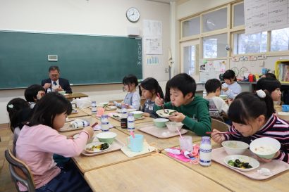 西区の小学校で「いもジェンヌ」を使った学校給食