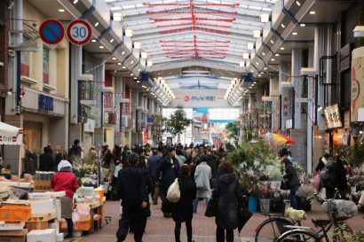 年の瀬を迎え、多くの買い物客でにぎわう「ぷらっと本町」（新潟市中央区）