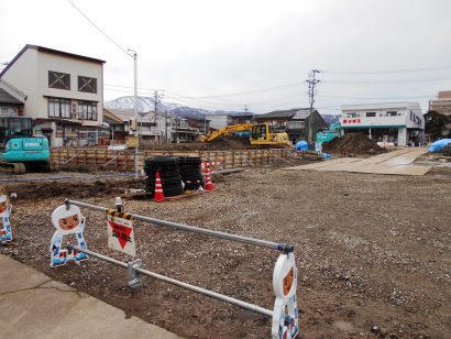 旧イチコ本店（上越市）の駐車場跡地にセブン-イレブンが建設中。２月末のオープン