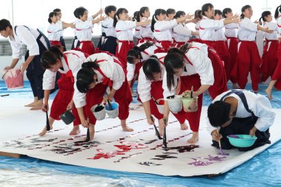 東京学館新潟高校書道部が書き初めパフォーマンス