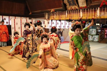 古町芸妓が古町神明宮（新潟市中央区）で新年祈祷