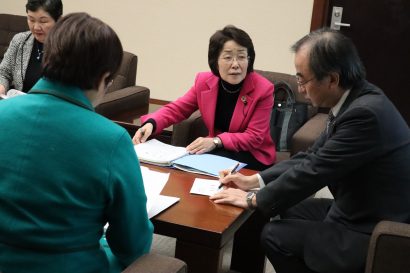 新潟県女性議員の会が花角知事に、２０２０年度予算についての要望書を提出