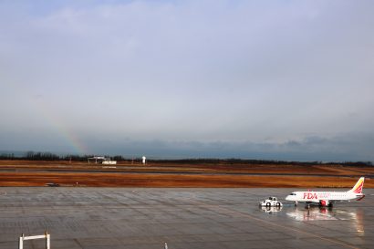 新潟空港から長崎空港に向けて直行チャーター便が飛び立つ