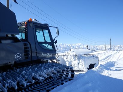 新潟県上越市の光ヶ原高原で雪山キャットツアーを開催