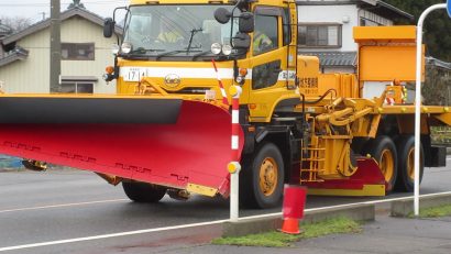 新潟県阿賀野市で、全国初の自動制御の除雪トラックが登場