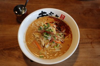 新潟県上越市の「あごすけ」と「越後薬草」のキムチ餡コラボラーメンが２７日から提供開始