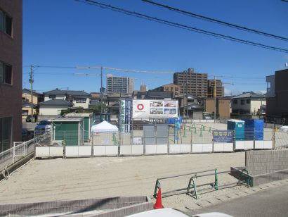 新潟市中央区東幸町に軽量鉄骨造の３階建ての賃貸住宅が建設中