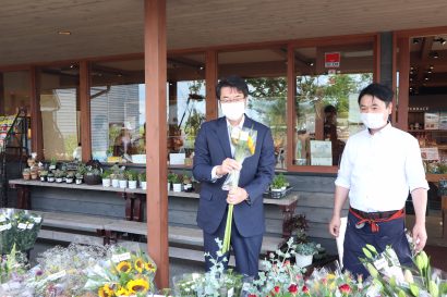 新潟市の中原八一新潟市長が割引券で市内産の花きを購入しPR