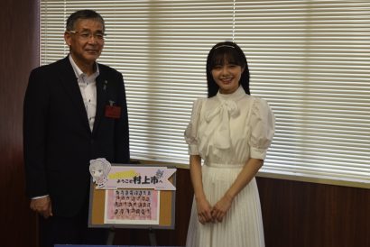 NGT48本間日陽さんが地元村上市役所を訪問　新曲PR、裏話も【村上新聞】