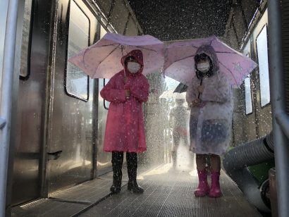 新潟県関川村の関川小学校４年生が降雨体験装置で豪雨を模擬体験