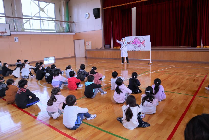 新潟おさかな大使のさかなクンが新潟県阿賀野市立分田小学校をサプライズ訪問 新潟県内のニュース