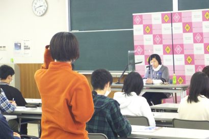 新潟県村上市の新潟リハビリテーション大学で拉致被害者の曽我ひとみさんが学生達へ講演