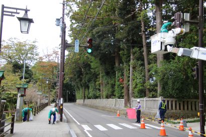 東北電力ネットワーク株式会社県央電力センターなどが彌彦神社周辺で清掃活動