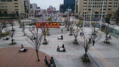 新潟駅南口中央広場で、新潟県の米にまつわる食品などを集めたイベントが７、８日に開催