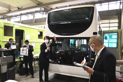 新潟県が「小型燃料電池バス導入検討議会」を開催し、開発中のバスの仕様や製造過程を解説