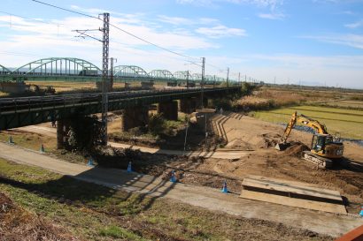 阿賀野川の危険箇所（新潟県阿賀野市）の解消に向け、堤防の高さを確保する工事が開始