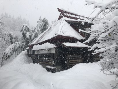 新潟県妙高市の元妙高市地域のこし協力隊員が民宿「こつぼねの家」をプレオープン