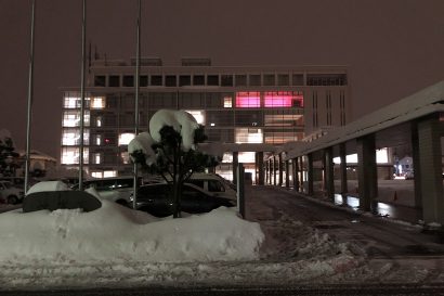 新潟県妙高市の妙高市役所で赤色ライトアップ、新型コロナの警報発令を受け