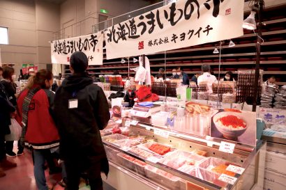 新潟県の燕三条地場産業振興センターで、地域企業の直売展や全国各地の味覚を集めた感謝祭が開催中